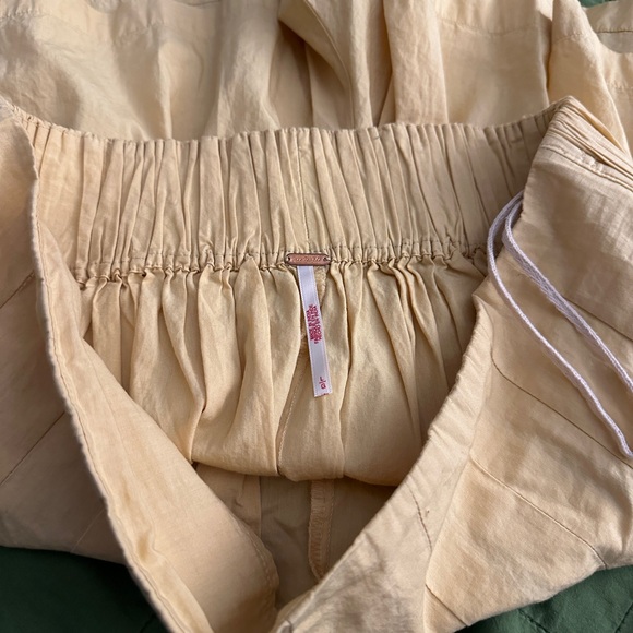 Free People paper bag pull on shorts, women’s size large. Has pockets- cotton - Picture 13 of 14